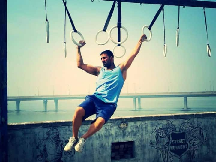 Akshay Kumar Fitness Routine: बहुत जल्द फिल्म ‘ओएमजी 2’ में नजर आने एक्टर अक्षय कुमार को इंडस्ट्री का सबसे फिट एक्टर माने जाते हैं. ऐसे में यहां हम आपके साथ उनका फिटनेस सीक्रेट शेयर करने जा रहे हैं.