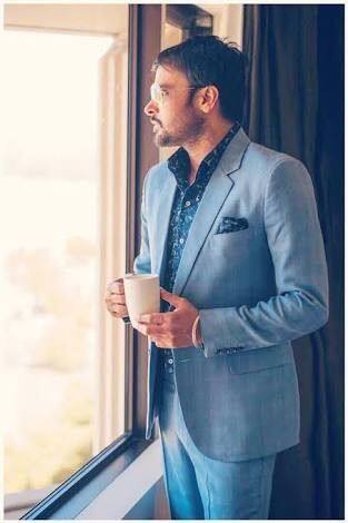 ਅਮਰਿੰਦਰ ਗਿੱਲ ਦੀ ਟੀਮ ਨੂੰ ਸਰਬਜੀਤ ਚੀਮਾ ਦੇ ਗਾਣੇ 'ਚ ਪਿੱਛੇ ਭੰਗੜਾ ਪਾਉਣ ਦਾ ਮੌਕਾ ਮਿਿਲਿਆ, ਪਰ ਹਾਲੇ ਵੀ ਅਮਰਿੰਦਰ ਗਿੱਲ ਨੂੰ ਉਨ੍ਹਾਂ ਦੇ ਮਨ ਮੁਤਾਬਕ ਸਫਲਤਾ ਨਹੀਂ ਮਿਲੀ ਸੀ। ਆਖਰ ਕਿਸਮਤ ਨੇ ਅਮਰਿੰਦਰ ਗਿੱਲ ਨੂੰ ਮੌਕਾ ਦਿੱਤਾ 31 ਦਸੰਬਰ 1998 ਨੂੰ। ਜਦੋਂ ਸਰਬਜੀਤ ਚੀਮਾ ਨਵੇਂ ਸਾਲ ਦਾ ਪ੍ਰੋਗਰਾਮ ਕਰਨ ਲਈ ਸ਼ੋਅ 'ਚ ਪਹੁੰਚ ਨਹੀਂ ਸਕੇ।