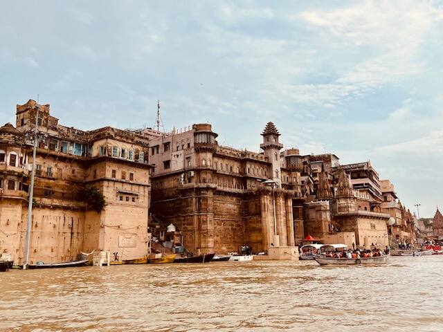 কাশী বিখ্যাত বিশ্বনাথ মন্দিরের জন্য। অত্যন্ত গুরুত্বপূর্ণ এবং পবিত্র শৈবতীর্থ এটি, দ্বাদশ জ্য়োতির্লিঙ্গের অন্যতম। তবে হিন্দু ধর্মমতে একটি প্রথা রয়েছে, কাশীতে এসেই প্রথমেই বিশ্বনাথ দর্শন নাকি করতে নেই। কথিত রয়েছে কাশী-বারাণসীর রক্ষাকর্তা বা কোতোয়াল হলেন বাবা কালভৈরব। আগে নাকি সেখানেই পুজো দিতে হয়। সেটা মূল বারাণসী থেকে অনেকটাই দূরে। আগে কালভৈরব মন্দিরে পুজো, তারপর কাশী বিশ্বনাথ মন্দির, দেবী অন্নপূর্ণার মন্দির এবং কাছেই সংকটমোচন মন্দিরে পুজো দেওয়াই নাকি নিয়ম। তবে অনেকেই এই প্রথা মানতে পারেন না।