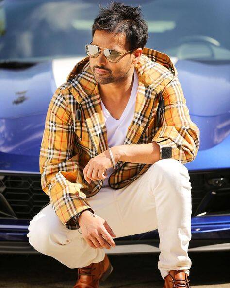 ਉਨ੍ਹਾਂ ਨੂੰ ਬਚਪਨ ਤੋਂ ਹੀ ਨੱਚਣ ਗਾਉਣ ਦਾ ਸ਼ੌਕ ਸੀ, ਇਸੇ ਲਈ ਉਨ੍ਹਾਂ ਨੇ ਭੰਗੜਾ ਟੀਮ ਜੁਆਇਨ ਕਰ ਲਈ। ਉਨ੍ਹਾਂ ਦੀ ਭੰਗੜਾ ਟੀਮ ਨੂੰ ਨਾਮ ਦਿੱਤਾ ਗਿਆ 'ਰਿਦਮ ਬੁਆਏਜ਼'।
