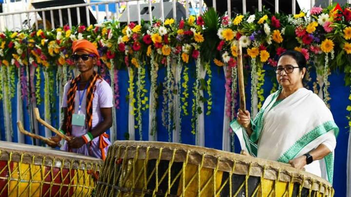আদিবাসীদের সঙ্গে নিজে হাতে মাদল বাজালেন মুখ্যমন্ত্রী।