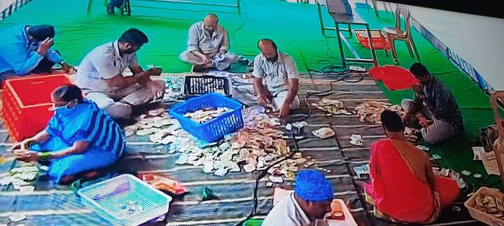 करवीर निवासिनी श्री अंबाबाई मंदिरातील दानपेट्या दोन ते अडीच महिन्यांनी उघडून मोजणी केली जाते.