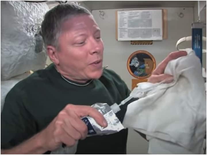 Know How Astronauts take bath in Space during Mission Check here All details of astronaut life अंतरिक्ष में कैसे नहाते हैं एस्ट्रेनॉट्स, सिर पर पानी डालते हैं वो उड़ने लग जाता है?