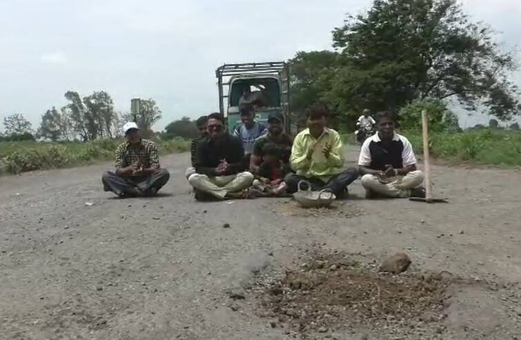 The BJP leader who entered the field himself to fill the potholes in Dhoraji called Ramdhun Rajkot: ધોરાજીમાં પડેલા ખાડા પૂરવા ખુદ મેદાનમાં ઉતર્યા ભાજપના નેતા, રામધૂન બોલાવી