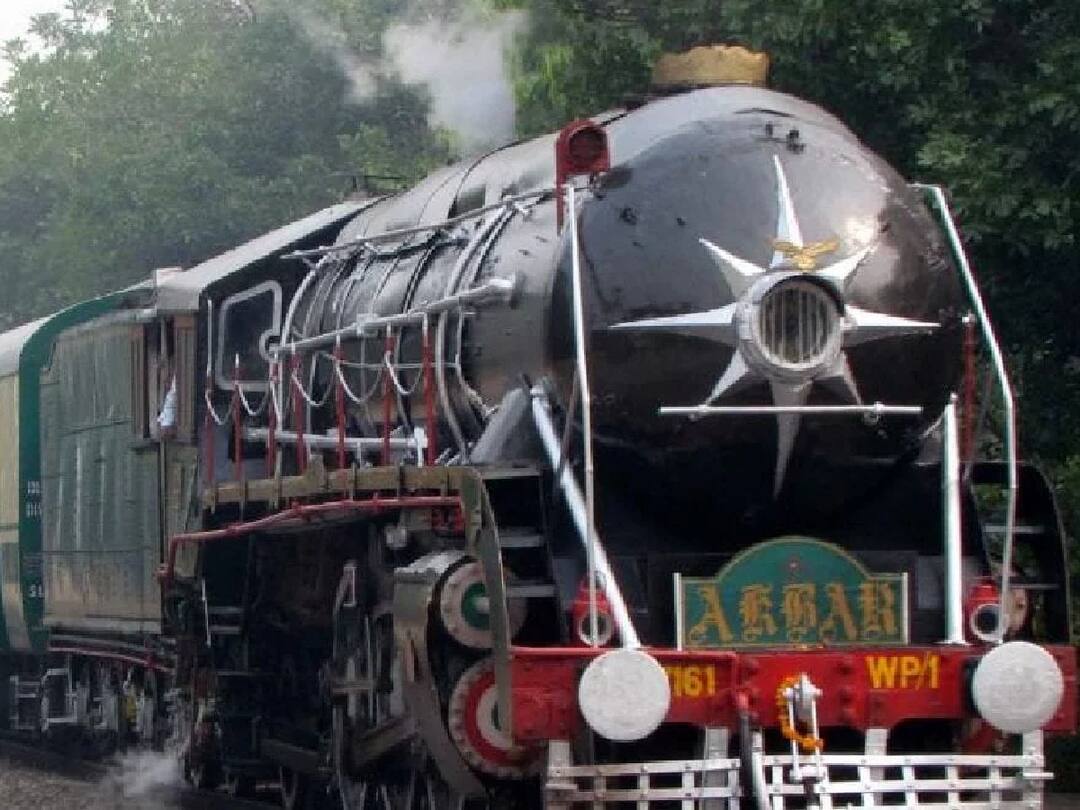 Akbar: பழுதடைந்த நீராவி இன்ஜின்.. சரிசெய்த இந்திய ரயில்வே.. கம்பீரமாய் கம்பேக் கொடுத்த அக்பர்..! Indian Railways restored ‘Akbar’ a 58 year-old locomotive to working condition – Know details about this last surviving steam loco Akbar: பழுதடைந்த நீராவி இன்ஜின்.. சரிசெய்த இந்திய ரயில்வே.. கம்பீரமாய் கம்பேக் கொடுத்த அக்பர்..!
