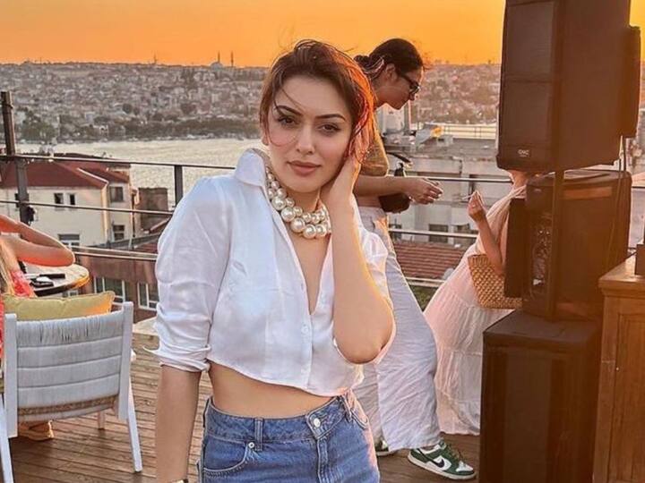 Hansika Motwani: ৩২ বছর পূর্ণ করলেন অভিনেত্রী হংসিকা মোটওয়ানি। শিশুশিল্পী হিসেবে শুরু হলেও দক্ষিণী ছবির অত্যন্ত জনপ্রিয় অভিনেত্রী তিনি। এক ঝলকে তাঁর সম্পর্কে কিছু আকর্ষণীয় তথ্য।