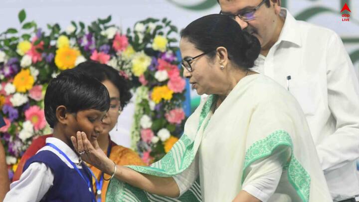 ছোট্ট ছোট্ট স্কুল পড়ুয়াদের আদর করলেন , কথা বললেন মুখ্যমন্ত্রী মমতা বন্দ্যোপাধ্যায়।