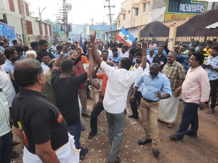 திரையரங்கு வாசலில் குத்தாட்டம் போடும் ரஜினி பக்தர்கள்