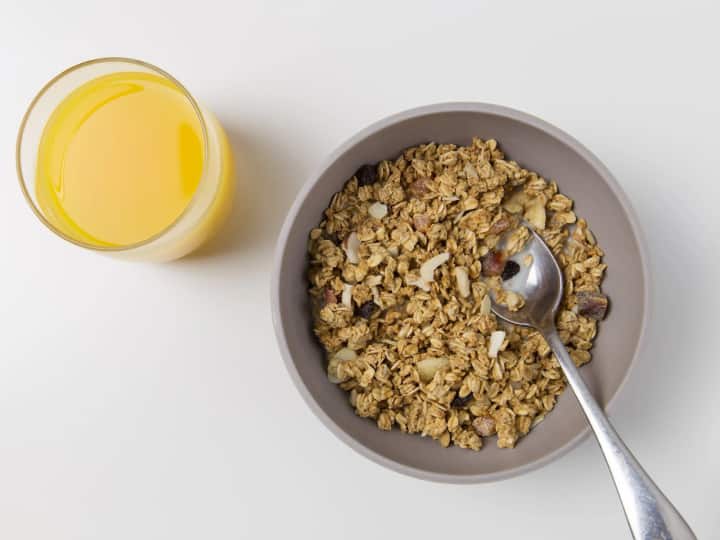 ओट्स को एवेना सैटिवा के रूप में भी जाना जाता है. यह पोषक तत्वों से भरपूर होता है. ओट्स कोलेस्ट्रॉल को कंट्रोल में रखने में मदद कर सकता है. इसके अलावा ब्लड शुगर और डिप्रेशन से भी बचाता है. अगर बात करें पोषक तत्वों कि तो इसमें फैट, कैलोरी, कैल्शियम, प्रोटीन, फाइबर और कार्बोहाइट्रेट पाया जाता है.