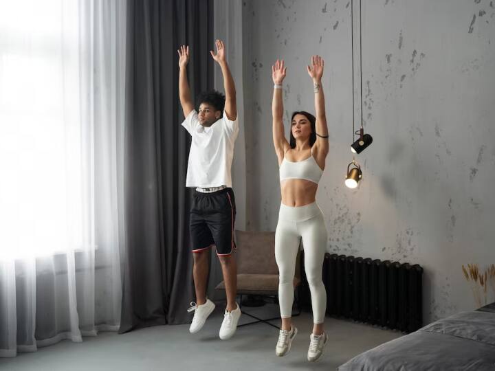 बर्पीज- ये वर्कआउट आपके कोर के साथ-साथ आपकी छाती, कंधों, लैट्स, ट्राइसेप्स और क्वाड्स को भी मजबूत बनाता है. बर्पीज भी आपके दिल की धड़कन बढ़ा देंगे क्योंकि उनमें विस्फोटक प्लायोमेट्रिक क्रिया शामिल होती है.