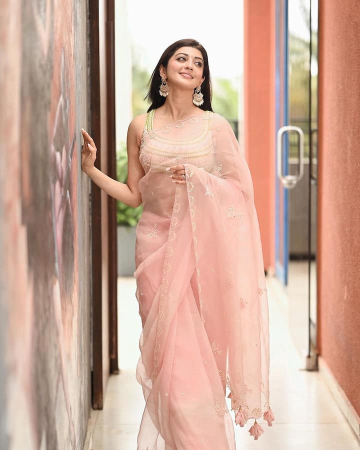 సెకండ్ ఇన్నింగ్స్ స్టార్ట్ చేసేందుకు రెడీ అవుతోంది. Image Credit: Pranitha Subhash/Instagram