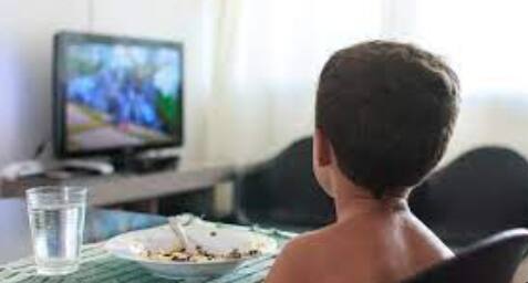 लहान मुलं असोत की वडीलधारी मंडळी, आजकाल बहुतेकांना जेवताना टीव्ही पाहण्याची, मोबाईल वापरण्याची सवय आहे.