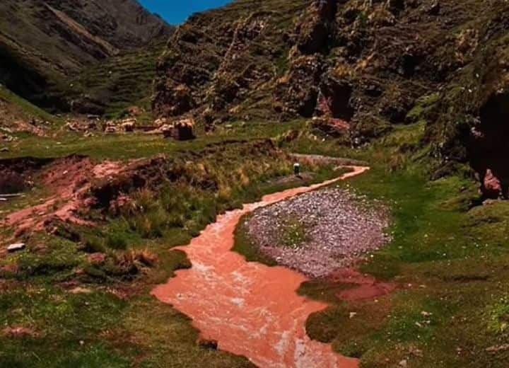 Peru Red River Cusco Video What Cause Blood River Change It's Color Red River: पेरू की इस नदी में पानी नहीं, बल्कि बहता है 'खून'! वजह जानकर रह जाएंगे हैरान