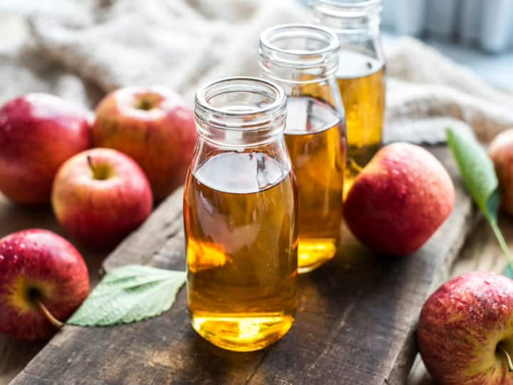 Apple Cider Vinegar: एप्पल साइडर विनेगर मुंहासे को रोकने, रूसी को दूर करने के साथ कई परेशानियों को दूर करता है.