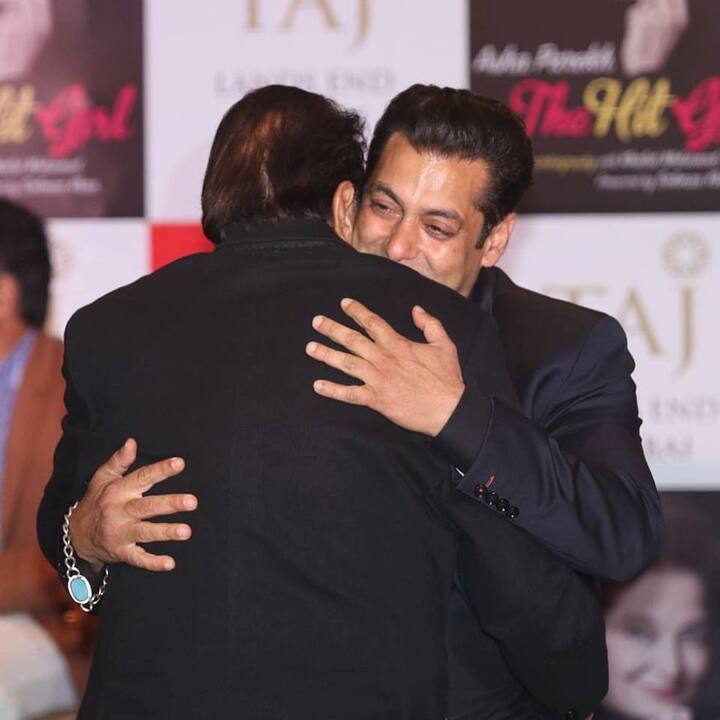 वहीं धर्मेंद्र ने मंच पर ये शब्द बोल तो दिए थे, लेकिन कुछ ही पलों में उन्हें ये एहसास हो गया था कि उन्होंने कुछ गलत बोल दिया है. जिसके बाद वो सभी के सामने सलमान से माफी मांगने लगे, लेकिन सलमान ने उन्हें रोकते हुए अपने गले लगा लिया.