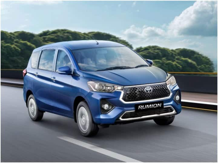 Toyota Rumion Photos: टोयोटा और मारुति सुजुकी ने अपने कई प्रोडक्ट्स को साझा तौर पर लॉन्च किया है, जिसमें हाल में लॉन्च हुई मारुति इनविक्टो का प्रोडक्शन और सप्लाई टोयोटा करेगी.