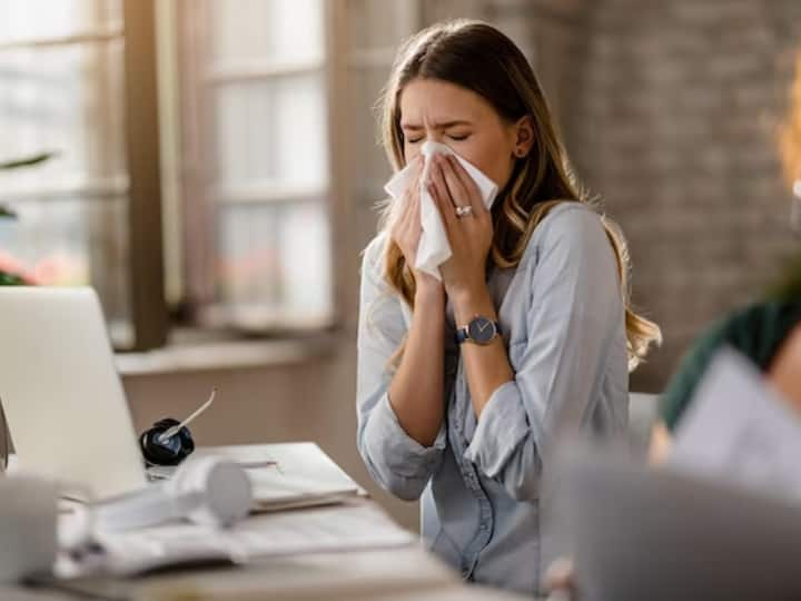 कई बार मौसम के प्रभाव से भी ये परेशानी हो सकती है.  जिनको रोज छींक आती है उन लोगों को यह समस्या हर दूसरे तीसरे दिन झेलनी पड़ती है. ऐसे में इस समस्या के पीछे के कारण के बारे में पता होना जरूरी है.