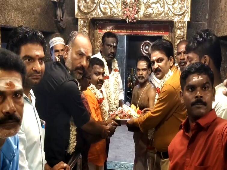 Jailer movie should be a big hit Mayiladuthurai Rajini fans pray at temple TNN Rajinikanth Jailer Movie: ஆண்டவா 'ஜெயிலர்' பெரியளவில் வெற்றி பெற வேண்டும்-ரஜினி ரசிகர்கள் பிரார்த்தனை