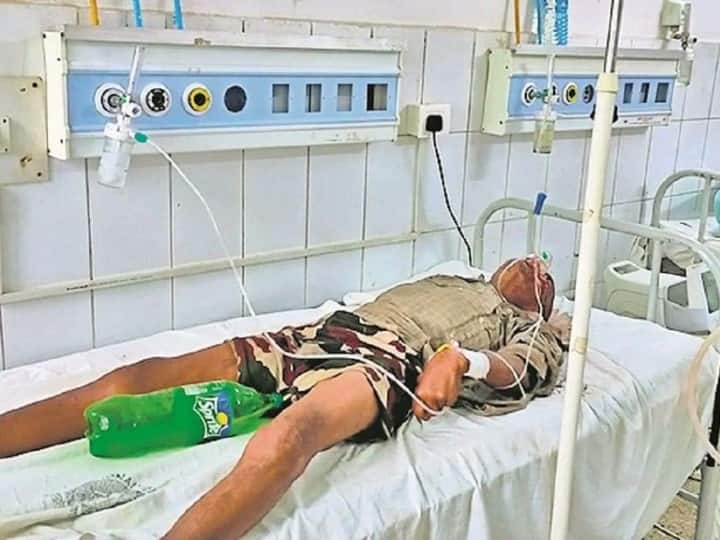 Bihar hospital viral video uses cold drink bottle instead of urine bag in Jamui video viral अस्पताल में नहीं था यूरिन बैग तो मरीज को लगा दी कोल्ड ड्रिंक की बोतल, फुटा लोगों का गुस्सा