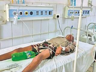 अस्पताल में नहीं था यूरिन बैग तो मरीज को लगा दी कोल्ड ड्रिंक की बोतल, फुटा लोगों का गुस्सा