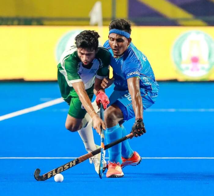பாகிஸ்தான் வீரர்கள் இந்திய அணியின் தடுப்பை உடைத்து கோல் எடுக்கலாம் என்று நினைத்தனர். ஆனால், அந்த எண்ணத்தை முறியடித்து இந்தியா.