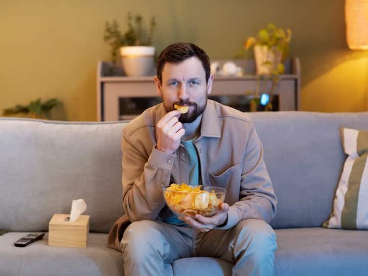 क्या बच्चे और क्या बुजुर्ग, आजकल अधिकतर लोगों के साथ यही दिक्कत है. शायदी ही ऐसा कोई व्यक्ति होगा, जो बिना मोबाइल और टीवी देखे खाना खा लेता हो. बहुत से लोगों को यह नहीं मालूम कि खाते वक्त मोबाइल या टीवी देखने से कई बीमारियों का खतरा खुद-ब-खुद बढ़ जाता है.