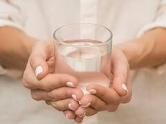 क्या आप भी दिन भर में सिर्फ 2 या 3 ग्लास पानी पीते हैं? यहां जानें इसके नुकसान