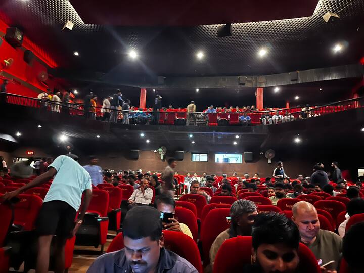 இண்டர்வெல் பிளாக்கில் வெளியே போகாமல் இரண்டாம் பாதிக்கு ஆவலாக காத்திருக்கும் பொதுமக்கள்