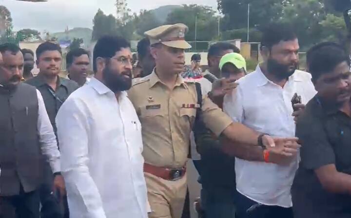 मुंबईमध्ये (Mumbai) हेलिकॉप्टरची इमर्जन्सी लँडिंग (CM Helicopter's Emergency Landing in Mumbai) करण्यात आली. त्यानंतर मुख्यमंत्र्यांचं हेलिकॉप्टर मुंबईतून पुन्हा साताऱ्याच्या दिशेनं निघाले.