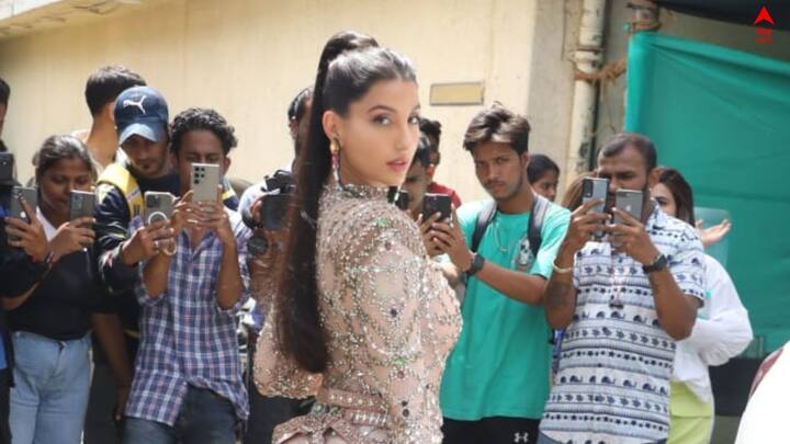 নোরা ফতেহিকে একটি ডান্স রিয়েলিটি শোয়ের সেটে দেখতে পাওয়া গিয়েছে। হালকা গোলাপি পোশাকে অপরূপা বলিউড ডিভা।