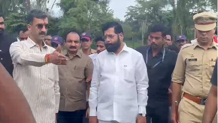 मुख्यमंत्री एकनाथ शिंदे (CM Eknath Shinde) यांचे हेलिकॉप्टर (Helicopter) साताऱ्यातील सैनिक स्कूल ग्राउंडवर (Sainik School Satara) उतरवण्यात आल्याची माहिती आता समोर येत आहे.