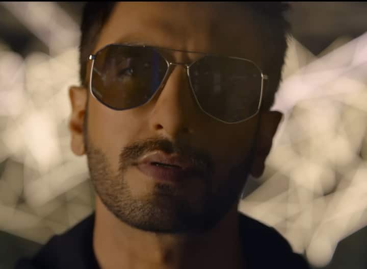 अब एक्टर ने इन बचपन की इन तस्वीरों को शेयर करते हुए 'डॉन 3' में चुने जाने पर अपना रिएक्शन दिया है और ये भरोसा दिलाया है कि वो अमिताभ और शाहरुख की लैगेसी को आगे बढ़ाएंगे.