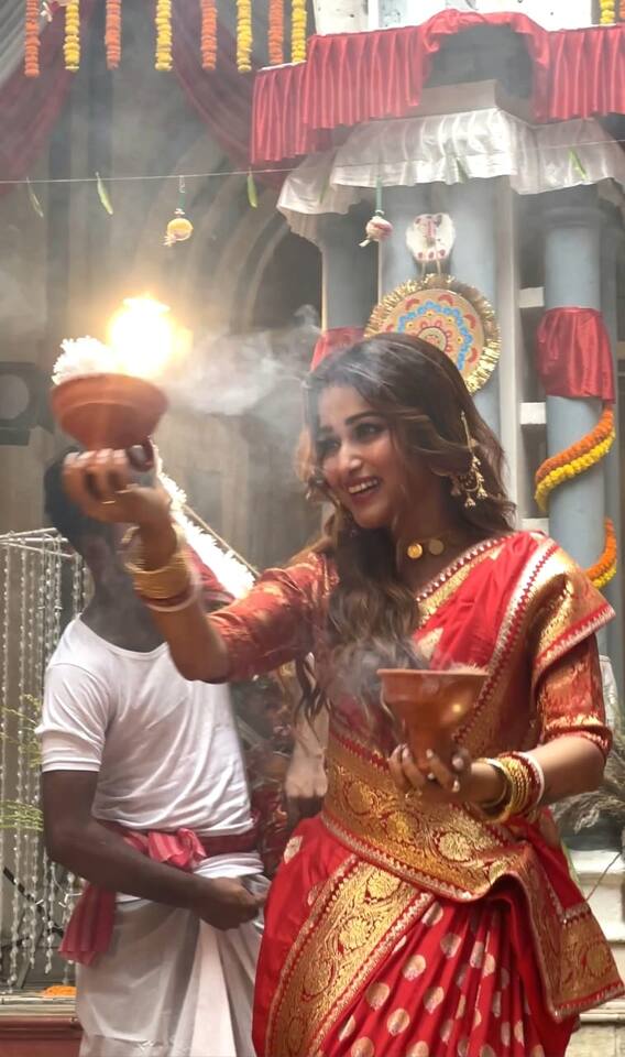 পুজোর মেজাজে উষসী-সুদীপ্তা, ঢাকের তালে, ধুনুচি নাচে মন কাড়লেন অনুরাগীদের