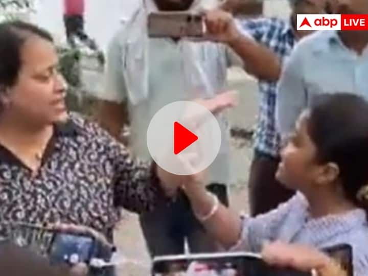 Varanasi Naib Tehsildar slapped girl when she reached to remove illegal encroachment Varanasi: अवैध कब्जा हटाने पहुंची नायब तहसीलदार ने युवती को जड़ा थप्पड़, वीडियो हुआ वायरल