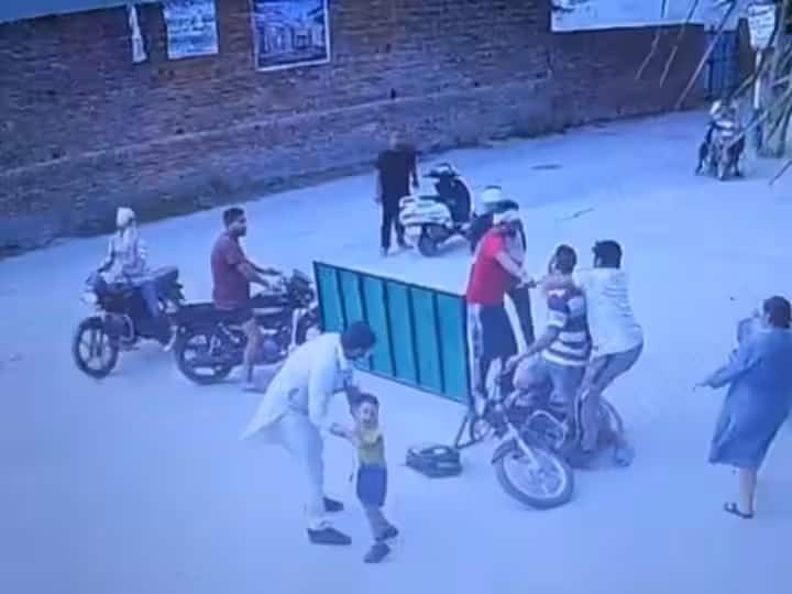 Punjab mansa goons brutally beat father  near school  in front of his son watch viral video Viral Video:  પિતા બાળકને સ્કૂલ મૂકવા જતાં હતા,આ દરમિયાન જે બન્યું જોઇ હૈયુ કંપી જશે