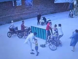 Viral Video:  પિતા બાળકને સ્કૂલ મૂકવા જતાં હતા,આ દરમિયાન જે બન્યું જોઇ હૈયુ કંપી જશે