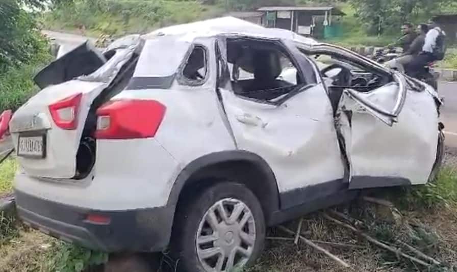 Accident: નવસારીમાં પૂરઝડપે જઇ રહેલી કાર ડિવાઇડર સાથે અથડાઇ, બે યુવકોના ઘટનાસ્થળે મોત Accident: Two youths died in a car accident in Navsari Accident: નવસારીમાં પૂરઝડપે જઇ રહેલી કાર ડિવાઇડર સાથે અથડાઇ, બે યુવકોના ઘટનાસ્થળે મોત