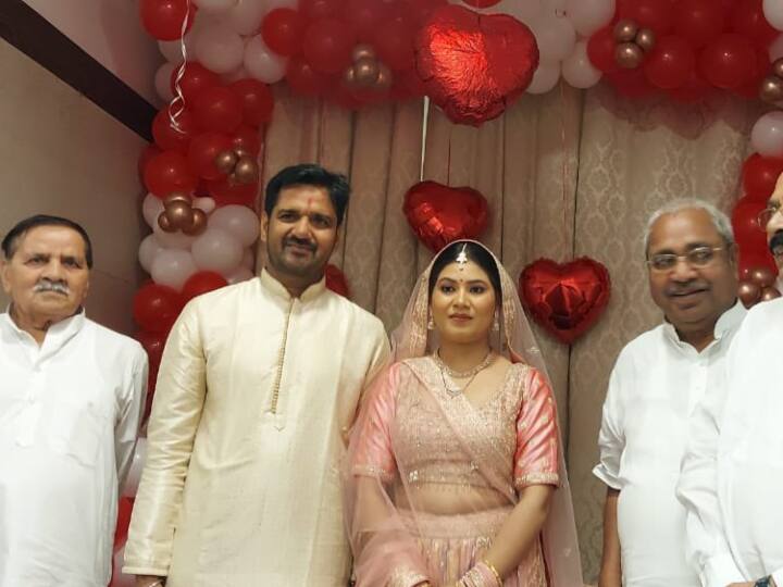 यूपी विधानसभा में इन दिनों मॉनसून सत्र चल रहा है. इस दौरान बुधवार को बीजेपी विधायक राजीव तरारा ने अपनी शादी का रिसेप्शन यूपी विधानसभा की कैंटीन में रखा, जिसमें सभी दलों के नेता शामिल हुए. सत्ता पक्ष और विपक्ष के नेताओं ने नविवाहित जोड़े को अपना आशीर्वाद दिया.