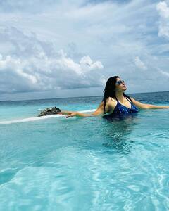 Shweta Shinde : सौंदर्याला वय असतं का? निळा स्विमसूट घालून स्विमिंग पूलमध्ये उतरली श्वेता शिंदे...