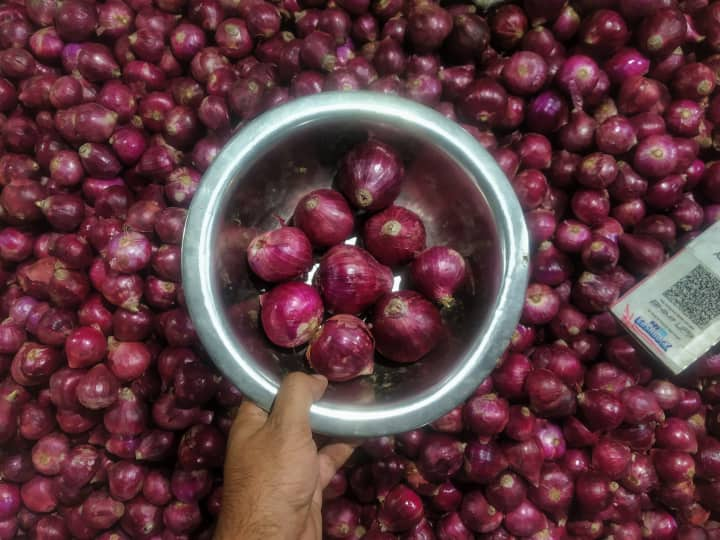 Traders Worried Due To Increase In Onion Prices After Tomatoes ANN Onion Price: टमाटर के बाद अब रुलाने को तैयार है प्याज? व्यापारियों को दाम बढ़ने की चिंता