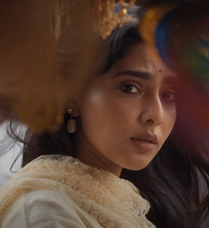 துல்கர் சல்மானுக்கு ஜோடியாக ஐஸ்வர்யா லக்ஷ்மி நடித்துள்ளார். மேலும் இந்த படத்தில் பல முக்கிய பிரபலங்கள் நடித்துள்ளனர்