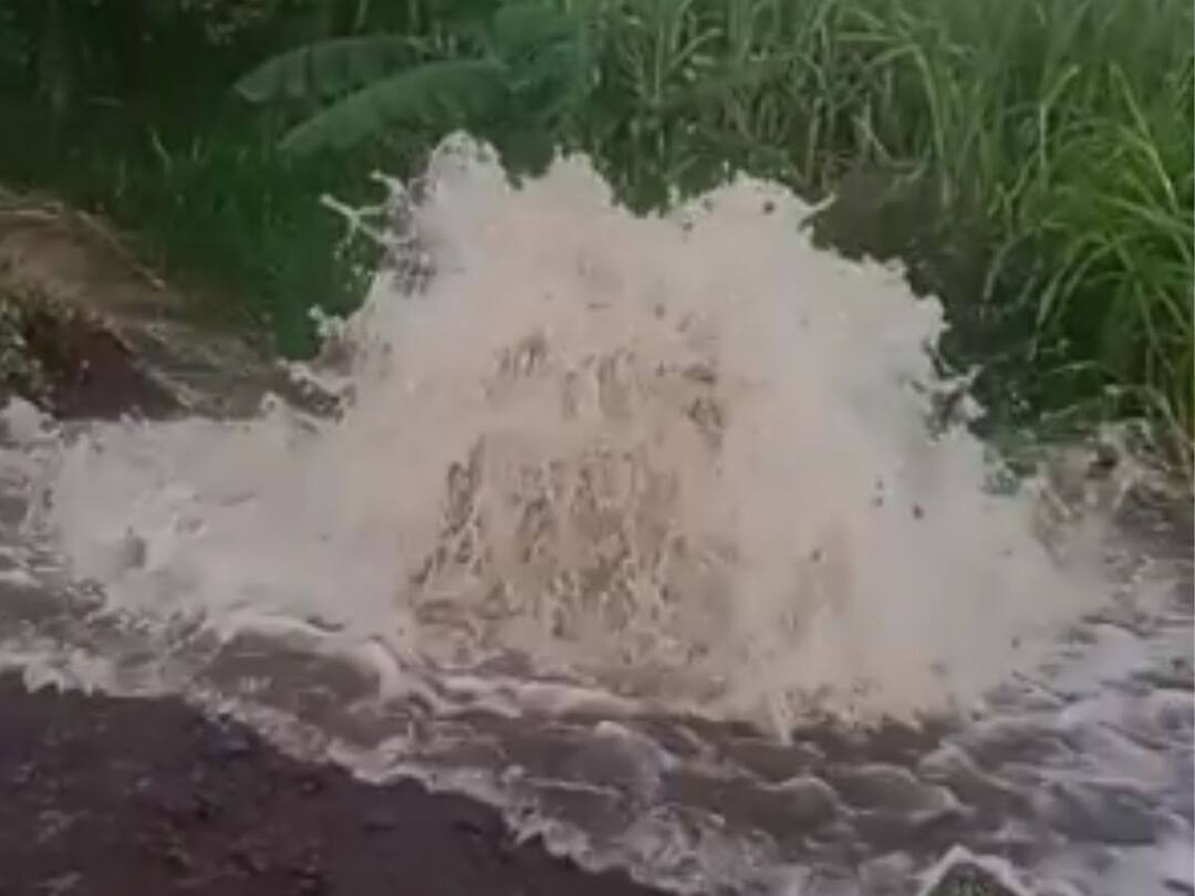 kolhapur While the testing of the direct pipeline the air valve crushed lakhs of liters of water was lost Kolhapur Direct Pipeline: कोल्हापूर थेट पाईपलाईनचे टेस्टिंग सुरु असताना एअर व्हॉल्व्हला भगदाड, पाणी वाया जाऊन शेतीचे नुकसान