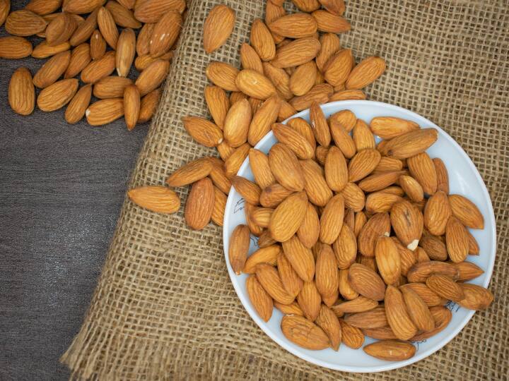How to peel almond skin in easy steps: आज हम आपके लिए पांच ऐसे हैक्स लेकर आए हैं, जिनकी मदद से आप इन सेहत भरे छोटे-छोटे बादामों के छीलकों को बड़ी ही आसानी से निकाल सकते हैं.