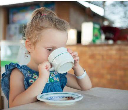 ਇਸ ਬਾਰੇ ਸੀਕੇ ਬਿਰਲਾ ਹਸਪਤਾਲ ਗੁਰੂਗ੍ਰਾਮ ਵਿੱਚ ਪੋਸ਼ਣ ਤੇ ਖੁਰਾਕ ਵਿਗਿਆਨ ਦੀ ਮੁਖੀ ਪ੍ਰਾਚੀ ਜੈਨ ਦਾ ਕਹਿਣਾ ਹੈ ਕਿ ਚਾਹ ਦੀਆਂ ਪੱਤੀਆਂ ਵਿੱਚ ਕੁਦਰਤੀ ਤੌਰ 'ਤੇ ਪਾਇਆ ਜਾਣ ਵਾਲਾ ਮਿਸ਼ਰਣ ਕਈ ਹੋਰ ਪੌਦਿਆਂ ਵਿੱਚ ਵੀ ਪਾਇਆ ਜਾਂਦਾ ਹੈ। ਇਸ ਵਿੱਚ ਕੈਫੀਨ ਹੁੰਦਾ ਹੈ ਜੋ ਦਿਮਾਗ ਤੇ ਨਰਵਸ ਸਿਸਟਮ ਵਿੱਚ ਹਲਚਲ ਪੈਦਾ ਕਰਦਾ ਹੈ। ਇਸ ਲਈ ਬੱਚਿਆਂ ਨੂੰ ਚਾਹ ਦੇ ਸਪਲੀਮੈਂਟ ਨਹੀਂ ਦਿੱਤੇ ਜਾਣੇ ਚਾਹੀਦੇ। ਉਨ੍ਹਾਂ ਕਿਹਾ ਕਿ ਘੱਟੋ-ਘੱਟ 12 ਸਾਲ ਦੀ ਉਮਰ ਤੱਕ ਬੱਚਿਆਂ ਨੂੰ ਚਾਹ ਨਾ ਪਿਲਾਈ ਜਾਵੇ। ਕੈਫੀਨ ਦੇ ਚੰਗੇ ਤੇ ਮਾੜੇ ਦੋਵੇਂ ਗੁਣ ਹੋਣ ਦੇ ਬਾਵਜੂਦ 12 ਸਾਲ ਤੋਂ ਘੱਟ ਉਮਰ ਦੇ ਬੱਚੇ ਨੂੰ ਚਾਹ ਦੇਣ ਦੀ ਮਨਾਹੀ ਹੈ।