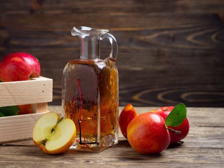 ब्लड शुगर लेवल को कंट्रोल में रख सकता है- हाई कार्ब फूड के दौरान सिरका इंसुलिन सेंसिटिविटी में सुधार करता है. कुछ स्टडी ने यह भी बताया है कि सेब साइडर सिरका इंसुलिन फंक्शन में सुधार करता है.