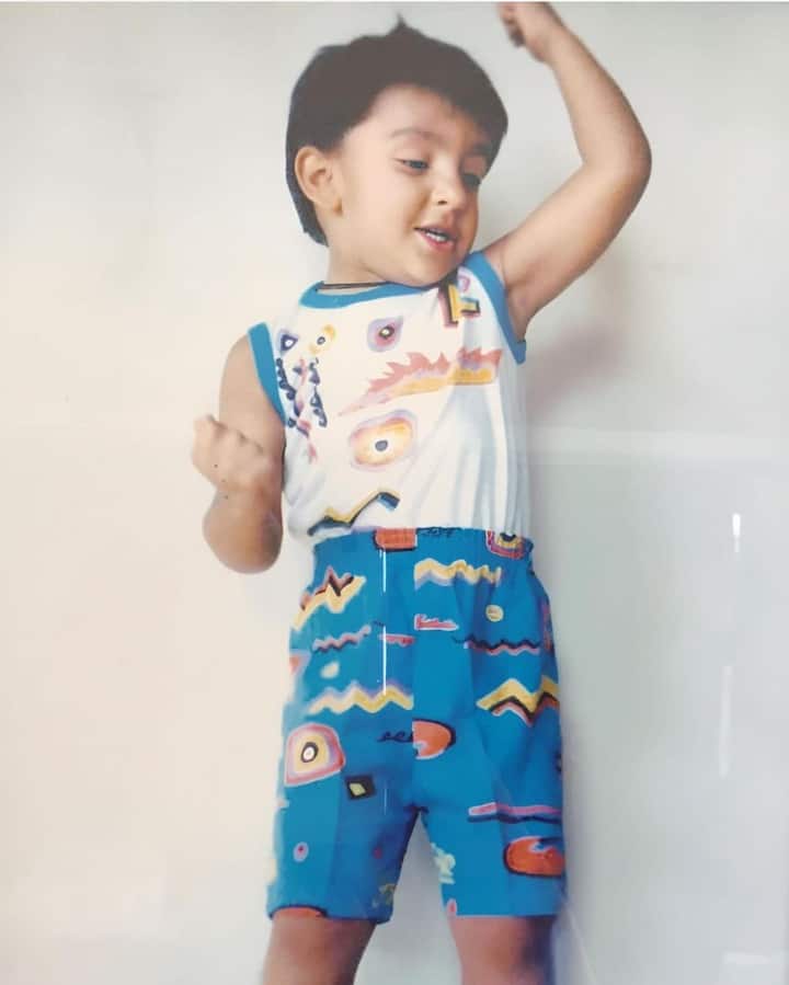 नहीं..? तो चलिए हम आपकी मदद कर देते हैं. ये बच्चा कोई और नहीं बल्कि दीपिका पादुकोण के पति रणवीर सिंह हैं. जो जल्द ही शाहरुख और अमिताभ बच्चन की सुपरहिट फिल्म डॉन के तीसरे पार्ट यानी डॉन 3 में नज़र आने वाले हैं.