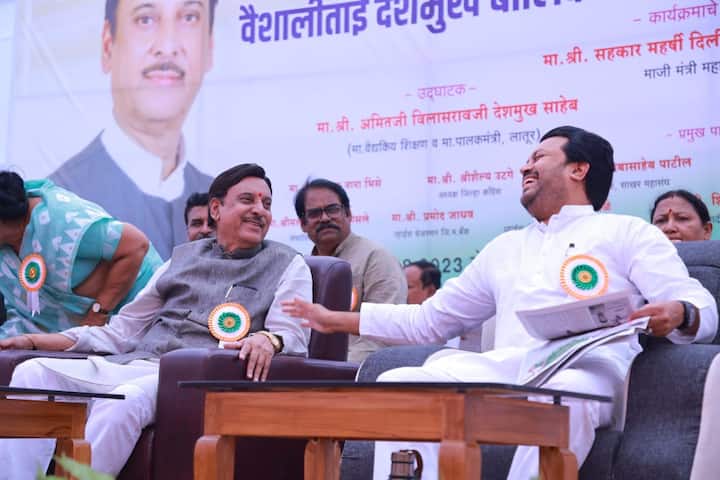 मतदाराला गृहीत धरणारे लोकप्रतिनिधी विचारांशी एकनिष्ठ का राहत नसतील? लोकांनी निवडून दिलेले प्रतिनिधी असे का वागतात? असा सवाल करत लातूरचे माजी पालकमंत्री आ. अमित देशमुख यांनी कॅबिनेट मंत्री संजय बनसोडे यांच्यावर थेट टीका केली आहे.