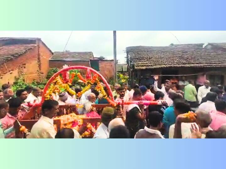 kolhapur news son fulfills mother wish takes out funeral procession in palanquin after death Kolhapur News: आईची इच्छा लेकाने पूर्ण केली, निधनानंतर पालखीतून अंत्ययात्रा काढली
