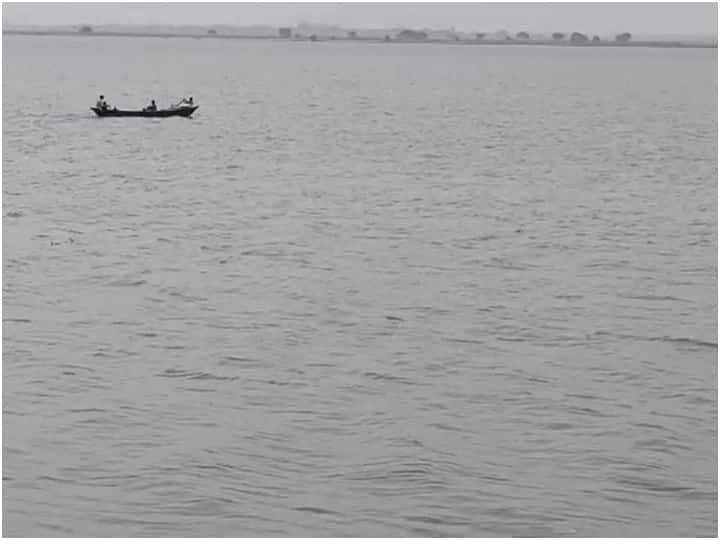 Ballia water level of Ganga river crossed danger mark ANN UP Flood: बलिया में उफान पर गंगा नदी, खतरे के निशान को पार कर गया जलस्तर