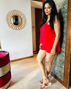 Shweta Shinde : सौंदर्याला वय असतं का? निळा स्विमसूट घालून स्विमिंग पूलमध्ये उतरली श्वेता शिंदे...